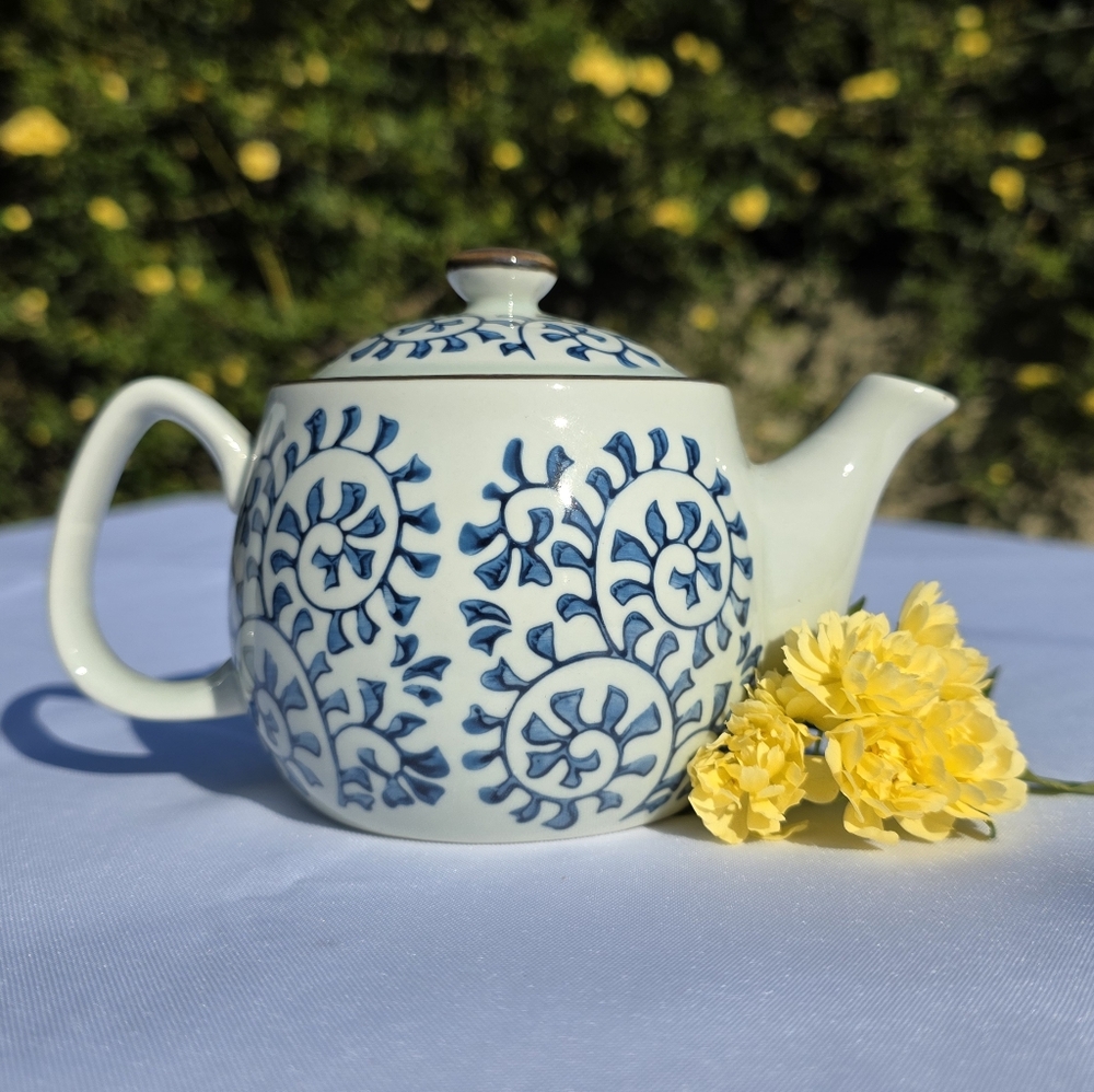 Daiso Japan Blue & White Porcelain Teapot with Infuser | Purchased in Japan